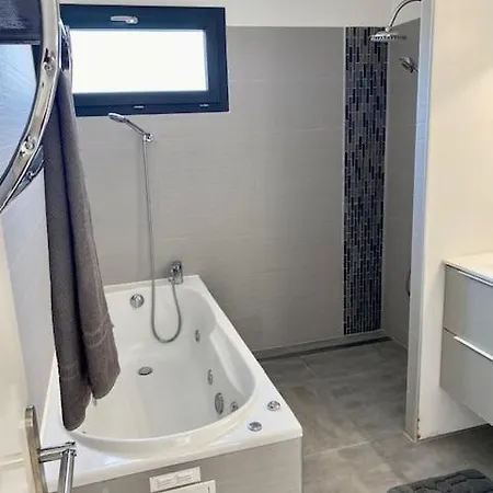 De 100m² Climatisee Sur Villa Meze